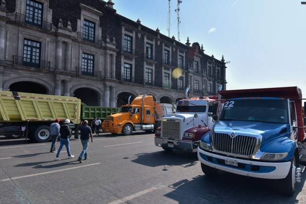 Mexiko, LKW Proteste für faire Löhne in Toluca May 03 ,2023 Toluca, Mexico : Transporters from different parts of the State of Mexico demonstrated by placing more than 100 dump trucks in the streets of downtown Toluca City, where they demanded fair rates and equitable work from the government, since they denounced that the authorities in the municipalities give preference to a single union that monopolizes the freight services. on May 03, 2023 in Toluca, Mo xico. Toluca Mexico - ZUMAe321 20230504_zia_e321_015 Copyright: xArturoxHernandezx