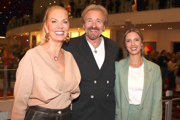Bilder des Jahres 2023, Entertainment 05 Mai Entertainment Themen der Woche KW18 Entertainment Bilder des Tages Thomas Gottschalk mit Partnerin Karina Mross und Melinda Mross bei der 15 Millionen-Gäste-Jubiläums-Gala vom Musical Der König der Löwen im Stage Theater im Hafen. Hamburg, 03.05.2023 *** Thomas Gottschalk with partner Karina Mross and Melinda Mross at the 15 million guests anniversary gala of the musical The Lion King at the Stage Theater im Hafen Hamburg, 03 05 2023 Foto:xgbrcix xFuturexImage