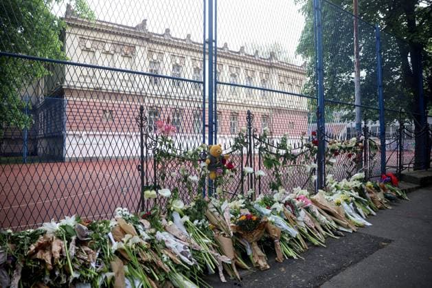 Bilder des Jahres 2023, News 05 Mai News Themen der Woche KW18 News Bilder des Tages Serbien, Trauer und Anteilnahme nach Amoklauf in Belgrad PXL_Flowers for the victims in Belgrade Flowers seen in front of the school a day after mass shooting at the Vladislav Ribnikar primary school in Belgrade, Serbia on May 4, 2023. A 13-year-old teenager killed eight fellow students and a security guard. Another six pupils and a teacher were injured. ArminxDurgut PIXSELL