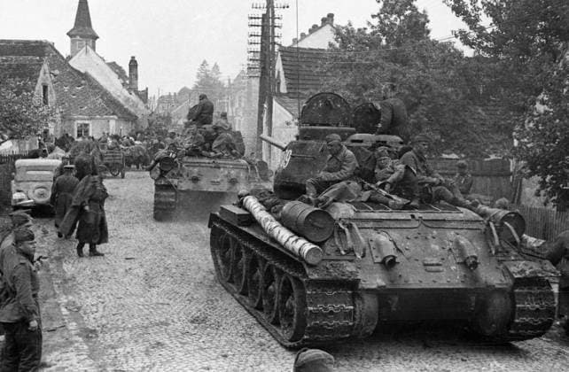TANKS MELK GREAT PATRIOTIC WAR 60706 08.05.1945 Soviet tanks move along street in Melk city (Lower Austria) on the last day of the war. Third Ukrainian Front. Vladimir Sputnik Austria  Copyright: xVladimirx