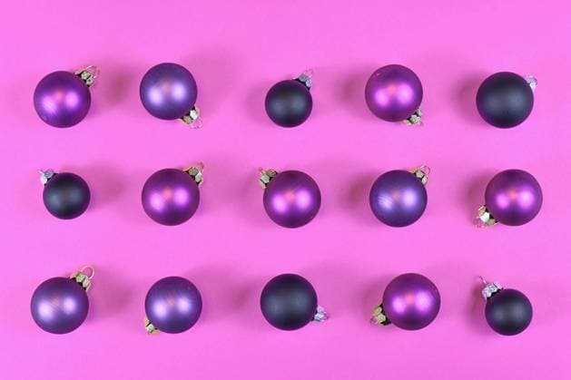  Lila Weihnachtsbaumkugel Ornamente symmetrisch auf rosa Hintergrund angeordnet *** purple Christmas tree ball Ornaments symmetrical at Pink Background arranged Copyright: imageBROKER/Firn ibxmob08736860.jpg