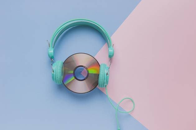 CD with Headphones Copyright: imageBROKER/OleksandrxLatkun ibxole08508638.jpg