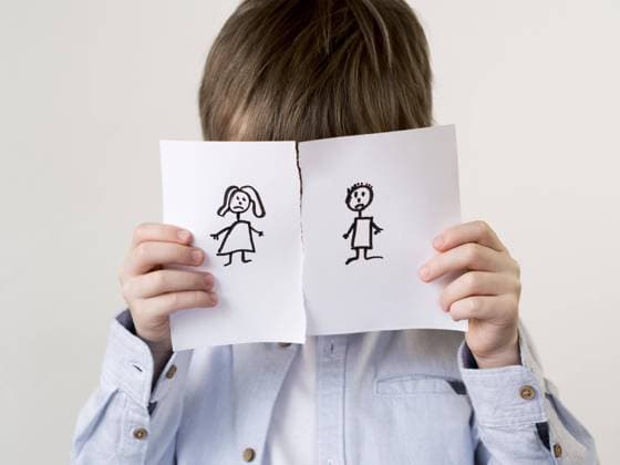  Kind mit getrennter Familie zeichnen *** Child with separate Family Drawing Copyright: imageBROKER/OleksandrxLatkun ibxole08508676.jpg