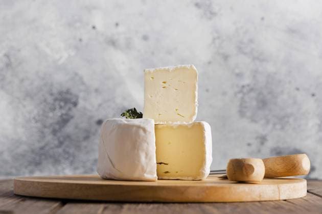 Nahaufnahme Camembert-Scheibe, obere Rolle *** Close-up Camembert Disc, Upper Role Copyright: imageBROKER OleksandrxLatkun ibxole08508773.jpg
