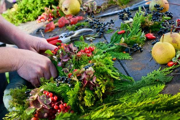 IMAGO Creative: Herbst, Herbstkränze Binden eines Herbstkranzes making an autumn wreath BLWS686166 *** Binding one Autumn wreath Making to Autumn Wreath BLWS686166 Copyright: xblickwinkel S.xKoerberx