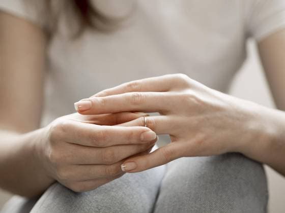  Frau entfernt Ehering *** Woman removed Wedding ring Copyright: imageBROKER/OleksandrxLatkun ibxole08509480.jpg