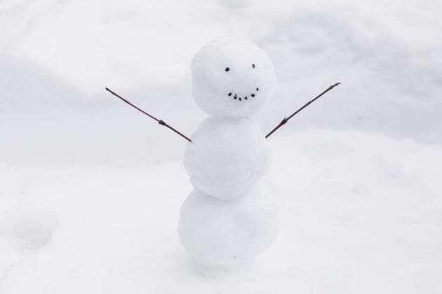  Lustige Schneemann-Schneebank *** Funny Snowman Snow bank Copyright: imageBROKER/OleksandrxLatkun ibxole08509947.jpg