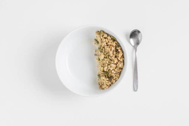  Granola mit Kürbiskernen weiße Schüssel Löffel weißem Hintergrund *** Granola with Pumpkin seeds Whites Bowl Spoons white Background Copyright: imageBROKER/OleksandrxLatkun ibxole08510015.jpg