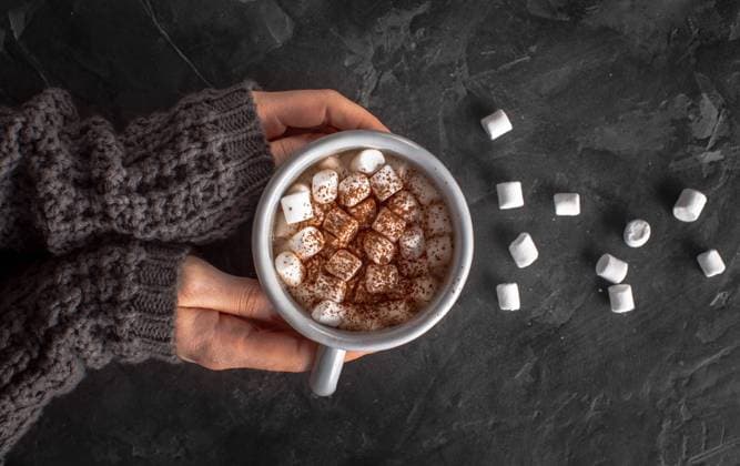  Hände halten heiße Schokolade mit Marshmallows und Kakaopulver *** Hands hold hot Chocolate with Marshmallows and Cocoa powder Copyright: imageBROKER/OleksandrxLatkun ibxole08510110.jpg