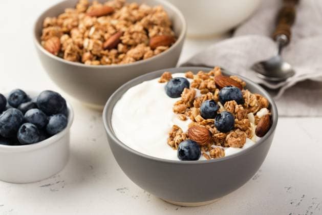  Hochkantige Schalen Frühstücksflocken mit Blaubeeren und Joghurt *** edge Bowls Breakfast cereals with Blueberries and Yoghurt Copyright: imageBROKER/OleksandrxLatkun ibxole08510195.jpg