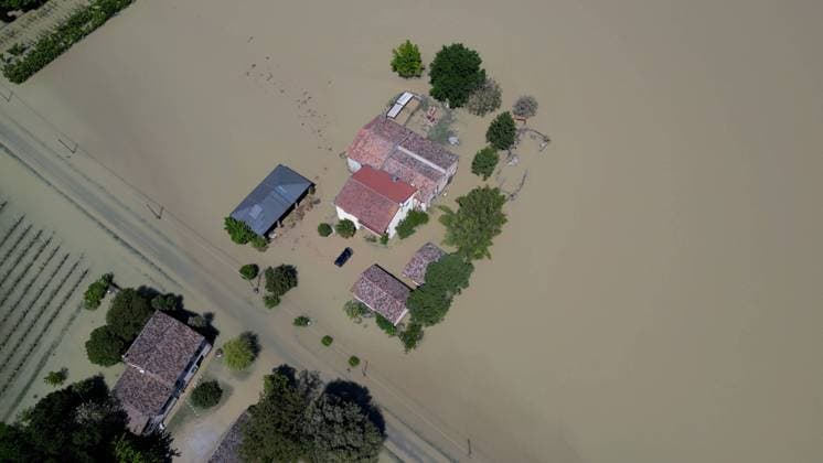 Bilder des Jahres 2023, News 05 Mai News Themen der Woche KW18 News Bilder des Tages Nach den schweren Regenfällen und das daraus resultierende Hochwasser in den Dürreregionen der Emilia-Romagna stehen ganze Landstriche unter Wasser. Betroffen vor allem die Stadt Bagnacavallo und dessen Umland. Die Zugstrecke zwischen Bologna und Ravenna wurde gesperrt. Ganze Straßenzüge standen unter Wasser. Ein riesiger reißender Fluss bahnt sich durch die Vorstadt von Bagnacavallo. Das Industriegebiet steht komplett unter Wasser. Einige Häuser sind von der Außenwelt abgeschnitten. Ursache ist ein Dammbruch bei Boncellino. Auf über 100 Metern ist der Damm gebrochen. Seitdem fließen die Wassermassen durch die Stadt Bagnacavello. Bagnacavello Emilia-Romagna Italien *** After the heavy rains and the resulting floods in the drought regions o