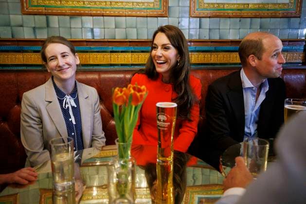 Entertainment Themen der Woche KW18 Entertainment Bilder des Tages . 04 05 2023. London, United Kingdom.Prince William and Kate Middleton, the Prince and Princess of Wales, visiting the Dog and Duck pub in Soho, London.  xi-Imagesx xPoolx IIM-24343-0080