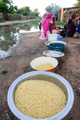 TSCHAD, Goz Beida, Fluechtlingslager Djabal fuer Fluechtlinge aus Darfur, Sudan, Frauen mit Nahrungsmittelhilfe an einer Getreidemuehle Goz Beida Sila Chad