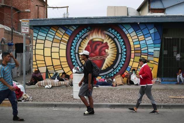 Migrants walk and others sleep outdoors, Wednesday, May 3, 2023, at a campsite for migrants crossing from Mexico set up near the Sacred Heart Church, in the central area of the border city of El Paso, Texas, USA (Issued 04 May 2023). The Venezuelan Luis Gutiérrez, one of the hundreds of migrants who are arriving in El Paso (Texas) these days, tells EFE that he knows nothing of Title 42, a directive for the expedited expulsion of migrants at the border that is expected to cease to apply. apply in a week. EFE Jesus Rosales Venezuelan migrants in El Paso embrace only their faith, not policies !ACHTUNG: NUR REDAKTIONELLE NUTZUNG! Copyright: xJesúsxRosalesx USA6764 20230504-e71e20bd98d46a3336edfa865ae21be5abc7353c