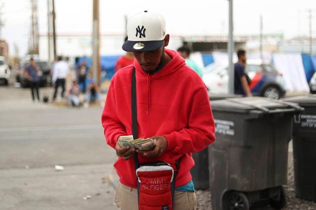 A migrant counts money, Wednesday, May 3, 2023, in an area set up for migrants crossing from Mexico, near the Sacred Heart Church, in the central area of the border city of El Paso, Texas, USA (Issued 04 May 2023). The Venezuelan Luis Gutiérrez, one of the hundreds of migrants who are arriving in El Paso (Texas) these days, tells EFE that he knows nothing of Title 42, a directive for the expedited expulsion of migrants at the border that is expected to cease to apply. apply in a week. EFE Jesus Rosales Venezuelan migrants in El Paso embrace only their faith, not policies !ACHTUNG: NUR REDAKTIONELLE NUTZUNG! Copyright: xJesúsxRosalesx USA6755 20230504-a96e7b79837479eac9b7f9bf3081bc87255c1384