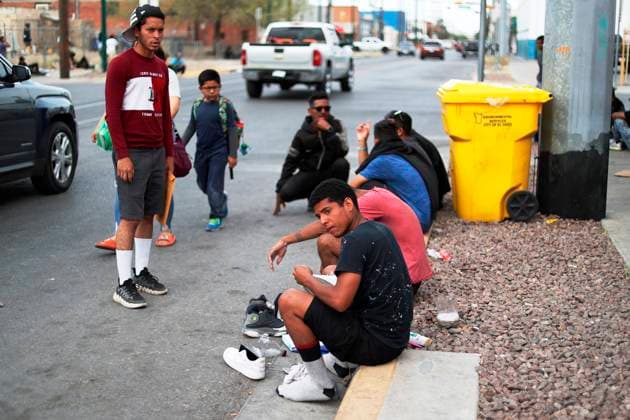 Migrants wait on a sidewalk, Wednesday, May 3, 2023, in an area set up for migrants crossing from Mexico, near the Sacred Heart Church, in the central area of the border city of El Paso, Texas, USA (Issued 04 May 2023). The Venezuelan Luis Gutiérrez, one of the hundreds of migrants who are arriving in El Paso (Texas) these days, tells EFE that he knows nothing of Title 42, a directive for the expedited expulsion of migrants at the border that is expected to cease to apply. apply in a week. EFE Jesus Rosales Venezuelan migrants in El Paso embrace only their faith, not policies !ACHTUNG: NUR REDAKTIONELLE NUTZUNG! Copyright: xJesúsxRosalesx USA6759 20230504-8d0807de8aee360c8aa91ed0f3aa6e00c21581cd