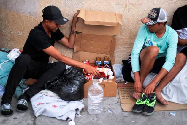 Migrants share food donated by residents, Wednesday, May 3, 2023, at a campsite for migrants crossing from Mexico set up around the Sacred Heart Church in the central border city of El Paso, Texas, USA (Issued 04 May 2023). The Venezuelan Luis Gutiérrez, one of the hundreds of migrants who are arriving in El Paso (Texas) these days, tells EFE that he knows nothing of Title 42, a directive for the expedited expulsion of migrants at the border that is expected to cease to apply. apply in a week. EFE Jesus Rosales Venezuelan migrants in El Paso embrace only their faith, not policies !ACHTUNG: NUR REDAKTIONELLE NUTZUNG! Copyright: xJesúsxRosalesx USA6756 20230504-201a7e9468a85e5b8032f4a0e2451eebb167fa96