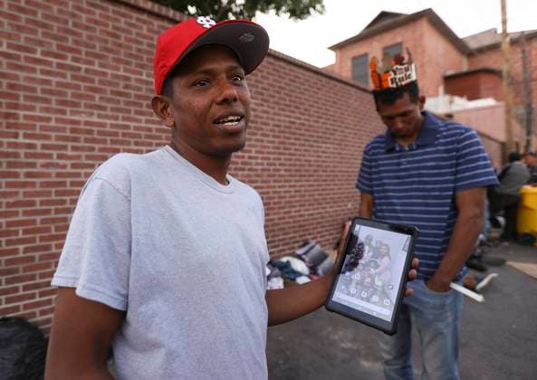 Venezuelan migrant Junior Gutiérrez shows his family s photo while talking to EFE on Wednesday, May 3, 2023, in an area set up for migrants crossing from Mexico, near the Sagrado Corazón church, in the central area of the city. El Paso, Texas border, USA (Issued 04 May 2023). The Venezuelan Luis Gutiérrez, one of the hundreds of migrants who are arriving in El Paso (Texas) these days, tells EFE that he knows nothing of Title 42, a directive for the expedited expulsion of migrants at the border that is expected to cease to apply. apply in a week. EFE Jesus Rosales Venezuelan migrants in El Paso embrace only their faith, not policies !ACHTUNG: NUR REDAKTIONELLE NUTZUNG! Copyright: xJesúsxRosalesx USA6749 20230504-7fa2e2401aa6543a60ae4b924bc9bdc633912c91