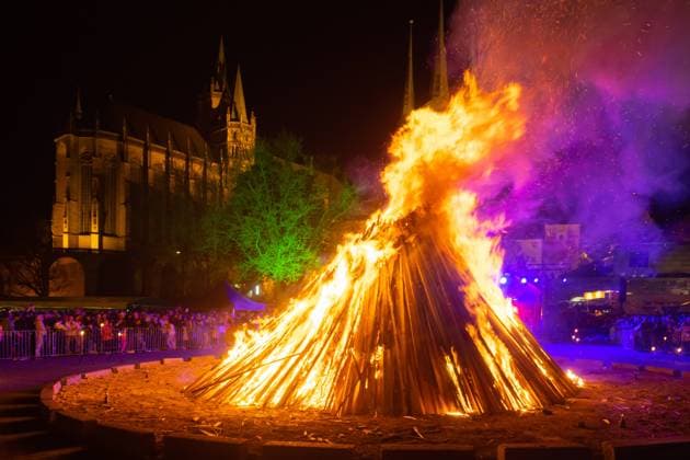 Das Walpurgisfeuer brennt waehrend der Walpurgisnacht am 30.04.2023 auf dem Domplatz in Erfurt. Im Hintergrund ist der Domberg mit dem Mariendom und der St. Severi Kirche zu sehen. Der Name des Festes leitet sich von der heiligen Walburga ab, deren Gedenktag bis ins Mittelalter am 1. Mai, dem Tag ihrer Heiligsprechung, gefeiert wurde. The Walpurgis fire burns during Walpurgis night on April 30th, 2023 on the cathedral square in Erfurt. In the background you can see the Domberg with the St Mary s Cathedral and the St. Severi Church. The name of the festival derives from St. Walburga, whose memorial day was celebrated on May 1st, the day of her canonization, until the Middle Ages. search: Deutschland Feste Volksfeste Braeuche Brauchtum F