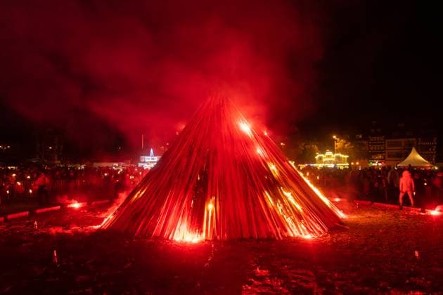 Ein Feuerwerk entzuendet das Walpurgisfeuer waehrend der Walpurgisnacht am 30.04.2023 auf dem Domplatz in Erfurt. Der Name des Festes leitet sich von der heiligen Walburga ab, deren Gedenktag bis ins Mittelalter am 1. Mai, dem Tag ihrer Heiligsprechung, gefeiert wurde. Fireworks ignite the Walpurgis fire during Walpurgis Night on April 30th, 2023 on the cathedral square in Erfurt. The name of the festival derives from St. Walburga, whose memorial day was celebrated on May 1st, the day of her canonization, until the Middle Ages. search: Deutschland Feste Volksfeste Braeuche Brauchtum Feier feiern Tradition traditionell traditionelle Volksfest Volksfeste Walpurgisnacht Walpurgisfeuer Walpurgis night Hexerei Spuk Hexenspuk Scheiterhaufen