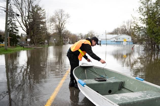 May 4, 2023, Gatineau, PQ, Canada: Ko vin Masson, a resident of Cantley, Que., secures safety rope to his boat ahead of preparing to assist local resident of Gatineau, Que. on Thursday, May 4, 2023. Flood warnings are in effect for the national capital region following significant rainfall and increased water runoff. Gatineau Canada - ZUMAc35_ 20230504_zaf_c35_122 Copyright: xSpencerxColbyx