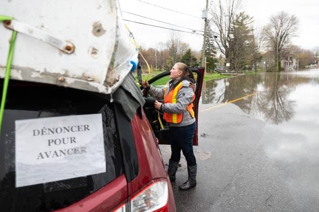 May 4, 2023, Gatineau, PQ, Canada: Mo lody Bastien, a resident of Cantley, Que., secures a boat to a car after searching and assisting in the evacuation of local residents of Gatineau, Que. on Thursday, May 4, 2023. Flood warnings are in effect for the national capital region following significant rainfall and increased water runoff. Gatineau Canada - ZUMAc35_ 20230504_zaf_c35_129 Copyright: xSpencerxColbyx