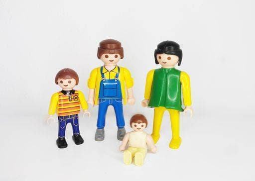 This stock photo features a set of Playmobil figures representing a family *** Dieses Lager Foto Eigenschaften einer setzen des Playmobil Figuren darstellend einer Familie 19395787