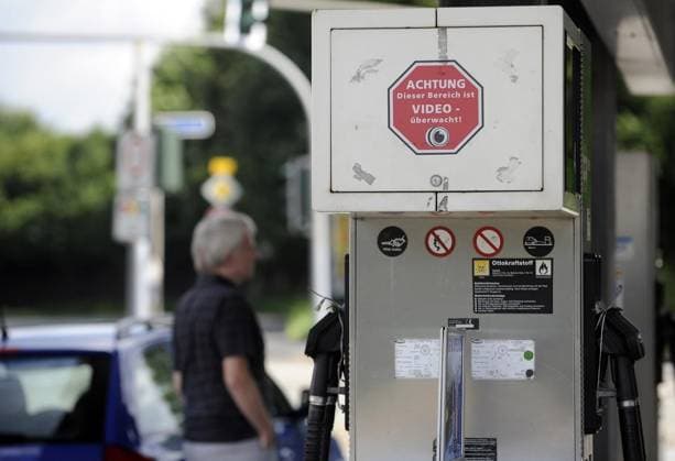 <p>An der B224 in Gladbeck betreibt der Gladbecker Jörg Wuwer eine freie Tankstelle. Am Montag, 30. Juli 2012, halten die Autofahrer an der Tankstelle um zu tanken, sich mit Zigaretten zu versorgen oder einen Kaffee zu trinken. Auf einer der Zapfsäulen ist ein Schild angebracht das auf die Videoüberwachung hinweist. Deutschland NRW Gladbeck Copyright: DirkxBauer