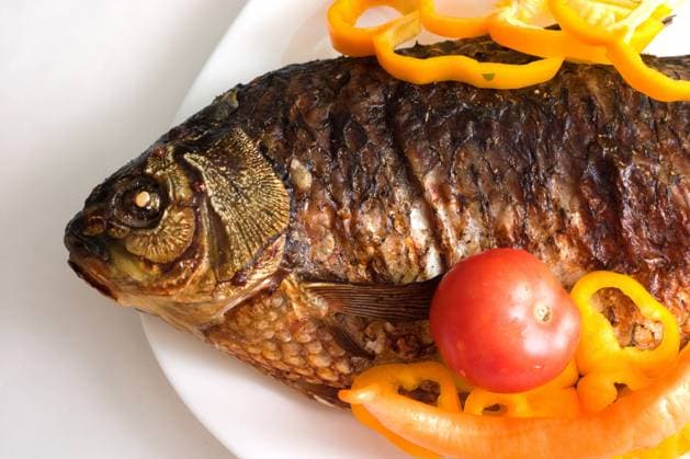 grilled carp garnished with paprika and tomato Copyright: xNikolayxSuslovx xDesignxPicsx , 30800089 Copyright: KonstantinosxKokkinisx xDesignxPics 30800089