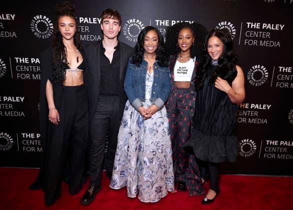 Entertainment Themen der Woche KW18 Entertainment Bilder des Tages May 5, 2023, New York, New York, USA: India Amarteifio, Corey Mylchreest, Shonda Rhimes, Arsema Thomas and Golda Rosheuvel attend Paley Center for Media Celebrates Queen Charlotte: A Bridgerton Story at The Paley Center for Media in New York. New York USA - ZUMAp281 20230505_zea_p281_007 Copyright: xPhotoxImagexPressx
