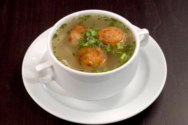 Vegetable soup on a white plate. Copyright: xYuryxxPonomarevx xDesignxPicsx , 30808889 Copyright: AndrisxDaugovichx xDesignxPics 30808889