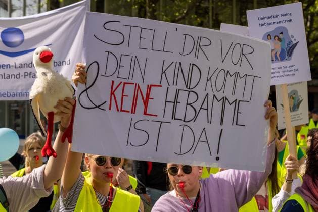 Symbolfoto: Streik im Gesundheitswesen Pfleger*innen, Auszubildende und Hebammen der Universitaetsklinik Mainz streiken fuer bessere Bezahlung und bessere Arbeitsbedingungen; Demonstration durch die Mainzer Innenstadt am Vormittag des 05.05.2023; Pflege am Limit; Forderungen; Pflegenotstand Mainz Innenstadt Rheinland-Pfalz Deutschland *** Symbol photo strike in the health care system nurses, trainees and midwives of the University Hospital Mainz strike for better pay and better working conditions demonstration through the Mainz city center in the morning of 05 05 2023 care at the limit demands nursing emergency Mainz city center Rhineland-Palatinate Germany Copyright: xBEAUTIFULxSPORTS Hahnex