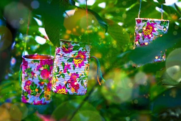 Dosenlaternen, bunt bemalte und durchloecherte Blechdosen mit Teelichten im Garten, Deutschland colourful painted and perforate tin cans with tea light in a garden, Germany BLWS686219 *** Canned Lanterns, bunt Painted and perforated Tin cans with Teelichten at Garden, Germany COLOURFUL Painted and perforate Tin Cans With Tea Light in a garden, Germany BLWS686219 Copyright: xblickwinkel S.xKoerberx