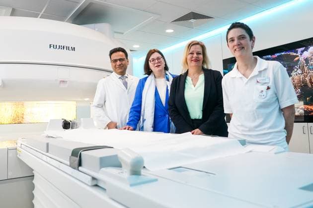 News Themen der Woche KW18 News Bilder des Tages Nancy Faeser (SPD) mit Prof. Dr Erika Raab (Leiterin Kreisklink) am neuen MRT - Gross-Gerau 05.05.2023: Innenministerin Nancy Faeser (SPD) besucht Kreisklinik *** Nancy Faeser SPD with Prof Dr Erika Raab Head of District Hospital at the new MRI Gross Gerau 05 05 2023 Minister of the Interior Nancy Faeser SPD visits District Hospital