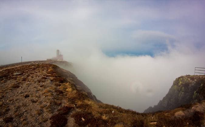  Blick vom Gipfel des Berges im Nebel, Riesengebirge, Polen, Europa *** View from Summit of Mountain at Fog, Giant Mountains, Poland, Europe Copyright: imageBROKER/D.S. ibxdsr08723170.jpg