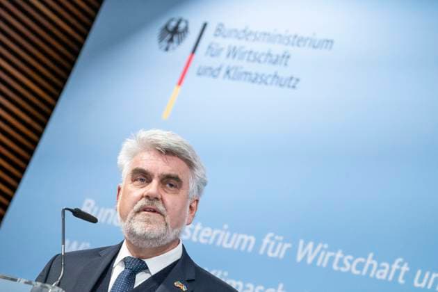 Pressekonferenz nach 2. Photovoltaik-Gipfel im BMWK - Armin Willingmann, Minister für Wissenschaft, Energie, Klimaschutz und Umwelt Sachsen-Anhalt und Vorsitzender Energieministerkonferenz;Pressekonferenz nach 2. Photovoltaik-Gipfel im BMWK - Armin Willingmann, Minister für Wissenschaft, Energie, Klimaschutz und Umwelt Sachsen-Anhalt und Vorsitzender Energieministerkonferenz, Berlin Berlin Deutschland BMWK *** Press conference after 2 photovoltaic summits at BMWK Armin Willingmann, Minister for Science, Energy, Climate Protection and the Environment of Saxony-Anhalt and Chairman of the Conference of Energy Ministers Press conference after 2 photovoltaic summits at BMWK Armin Willingmann, Minister for Science, Energy, Climate Protection an