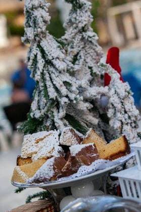 RECORD DATE NOT STATED Christmas Pandoro cake in a buffet *** Weihnachten Pandoro Kuchen ÊIn einer Büffet 3905572