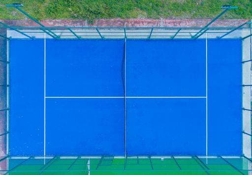 RECORD DATE NOT STATED Aerial view with drone, overhead shot of a paddle tennis courts. Racket sports concept *** Aerial Ansicht mit drone, overhead erschossen des einer paddeln tennis Gerichte Schläger Sportarten Konzept 3924206