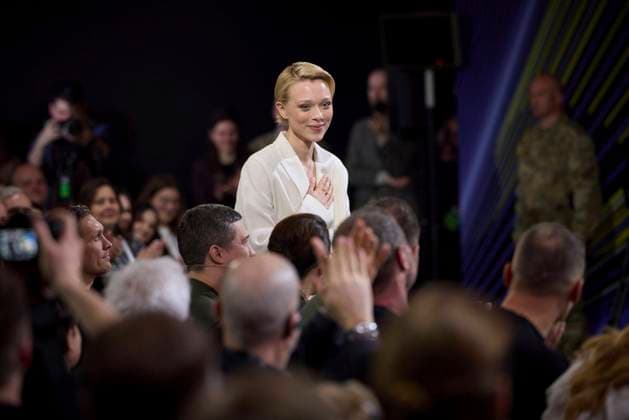 Bilder des Jahres 2023, Entertainment 05 Mai Entertainment Themen der Woche KW18 Entertainment Bilder des Tages May 5, 2023, Kiev, Kiev Oblast, Ukraine: Ukrainian American actress and Ukraine24 ambassador Ivanna Sakhno, stands after being recognized for her work by Ukrainian President Volodymyr Zelenskyy during the United24 fundraising charity summit, May 5, 2023 in Kiev, Ukraine. The international charity has raised over $330 million dollars to support hospitals and rebuilding Ukraine. Kiev Ukraine - ZUMAp138 20230505_zaa_p138_015 Copyright: xSarsenovxDaniiar UkrainianxPresix