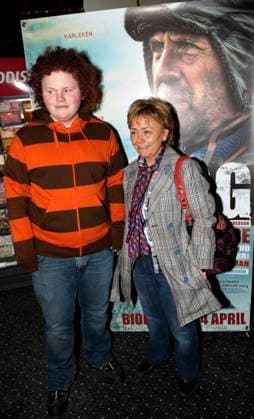 STOCKHOLM 20080331 Beatrice Ask med sonen Stefan Andersson anländer till premiären pa filmen Varg pa biografen Saga i Stockholm pa mandagskvällen. STOCKHOLM SVERIGE x10300x *** STOCKHOLM 20080331 Beatrice Ask and her son Stefan Andersson arrive at the premiere of the movie Wolf at the Saga cinema in Stockholm on Monday evening STOCKHOLM SWEDEN x10300x  Copyright: xMajaxSuslinx xTTx PREMIÄR FILMEN VARG