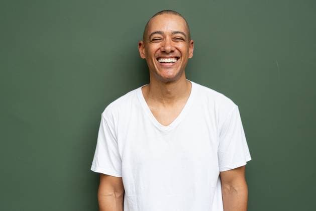 Creative Highlights Symbolbilder Portrait of handsome bald man laughing Portrait of handsome bald man wearing t-shirt against plain background ,model released, Symbolfoto Copyright: xZoonar.com TonixRantalax 19811787 ,model released, Symbolfoto ,property released