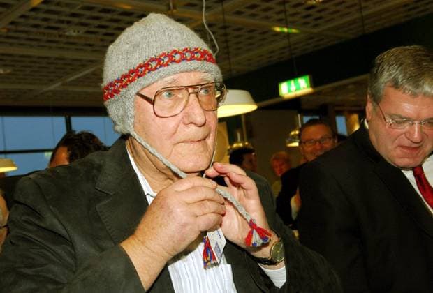 Haparanda 061115 : Ingvar Kamprad provar lovikkamössan han fick av Landshövdingen i Norrbotten Per Ola Eriksson. Ikeas sextonde varuhus i Sverige invigdes i morse i Haparanda. Norrbottens länsstyrelse och Haparanda kommun kommer att försöka locka ryssar till varuhuset genom att förenkla visum- och tullreglerna. Klockan halv atta pa morgonen, tva och en halv timme innan det nya varuhuset skulle öppna sina portar, köade redan kunder i blötsnön utanför entrÃ n. Foto : Thord Nilsson Scanpix kod 200 HAPARANDA SVERIGE x200x *** Haparanda 061115 Ingvar Kamprad tries on the lovikam cap given to him by the County Governor of Norrbotten, Per Ola Eriksson Ikeas sixteenth department store in Sweden was inaugurated this morning in Hap  Copyright: xThordxNilssonx xTTx Haparanda - Ikea