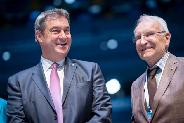 Bilder des Jahres 2023, News 05 Mai News Themen der Woche KW18 News Bilder des Tages CSU-Parteitag zur Nominierung des Spitzenkandidaten zur Bayerischen Landtagswahl 2023 CSU-Parteitag zur Nominierung des Spitzenkandidaten zur Bayerischen Landtagswahl 2023 Markus Söder, designierter Spitzenkandidat und amtierender Ministerpräsident von Bayern mit Edmund Stoiber, ehemaliger Minsterpräsident Bayern;CSU-Parteitag zur Nominierung des Spitzenkandidaten zur Bayerischen Landtagswahl 2023 CSU-Parteitag zur Nominierung des Spitzenkandidaten zur Bayerischen Landtagswahl 2023 Markus Söder, designierter Spitzenkandidat und amtierender Ministerpräsid, Nürnberg Bayern Deutschland Messezentrum *** CSU party congress for the nomination of the top candidate for the Bavarian state election 2023 CSU party congress for t