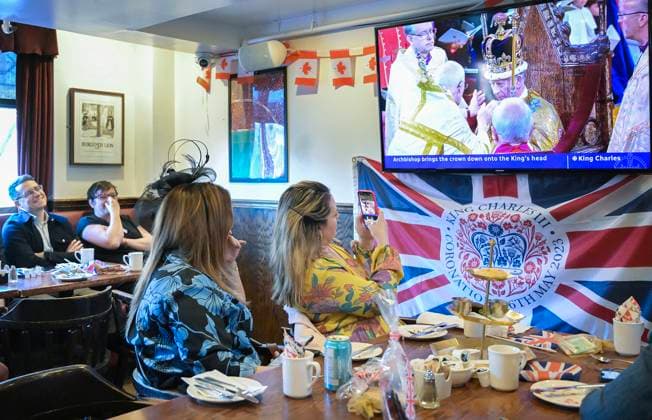 May 6, 2023, Montreal, PQ, Canada: People watch the coronation of King Charles III at the Burgundy Lion pub in Montreal, Saturday, May 6, 2023. Montreal Canada  - ZUMAc35_ 20230506_zaf_c35_036 Copyright: xGrahamxHughesx