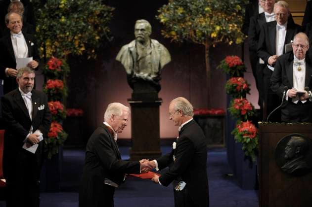 STOCKHOLM 20081210 The 2008 Nobel Prize laureate in physiology or medicine Harald zur Hausen receives his medal from the Swedish King Carl XVI Gustaf in the concert hall, in Stockholm, 10 December 2008. Stockholm Sverige Science (general) x10040x *** STOCKHOLM 20081210 The 2008 Nobel Prize laureate in physiology or medicine Harald zur Hausen receives his medal from the Swedish King Carl XVI Gustaf in the concert hall, in Stockholm, 10 December 2008 Stockholm Sweden Science general x10040x  Copyright: xANDERSxWIKLUNDx NOBEL 2008 KONSERTHUSET