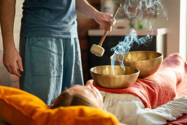 Tibetan singing bowls in sound therapy in spa center Tibetan singing bowl in sound therapy ,model released, Symbolfoto Copyright: xZoonar.com Aleksey_Semykinx+7(996)4187859x 19865794 ,model released, Symbolfoto ,property released