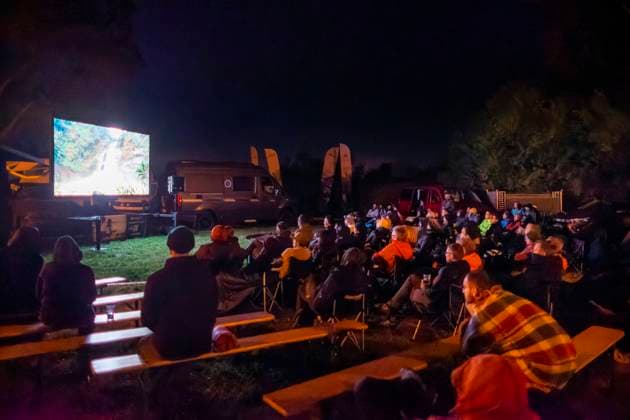 Freiluft Testival Dresden 2023 Bad Sonnenland - Ferienpark mit Campingplatz Das FREILUFT Testival von Globetrotter zum Start in die Outdoor Saison 2023. Auf Deutschlands größtem Outdoor Testival konnte man zahlreiche Zelte besichtigen, über Wanderschuhe, Stirnlampen, Kocher, Wasserfilter oder Fahrradpacktaschen fachsimpeln aber natürlich auch Boote und SUP-Boards testen. Abendliches Freiluftkino. Moritzburg Sachsen GERMANY *** Freiluft Testival Dresden 2023 Bad Sonnenland vacation park with campsite The FREILUFT Testival by Globetrotter to start the outdoor season 2023 At Germanys largest outdoor test festival you could visit numerous tents, talk shop about hiking boots, headlamps, stoves, water filters or bike panniers but of co