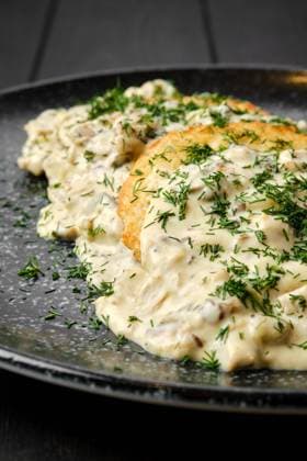  Nahaufnahme einer Kartoffelpastete mit gebratenen Steinpilzen und Sahnesauce auf einem Teller *** Close-up a Potato pie with fried Porcini mushrooms and Cream sauce at a Plate Copyright: imageBROKER/AlekseixIsachenko ibxaii08707487.jpg