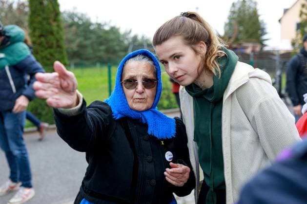 Bilder des Jahres 2023, News 05 Mai News Themen der Woche KW18 News Bilder des Tages Klimaprotest - Demo fuer früheren Kohleausstieg in der Lausitz DEU Deutschland Sachsen Schleife, 07.05.2023, Klimademo in Schleife in der sächsischen Lausitz, Luisa Neubauer (Fridays for future) spricht mit Edith Penk, einer sorbischen Einwohnerin und Kohlegegnerin aus Rohne (Schleife) am Rande der Kundgebung. Klimaktivisten demonstrieren in Schleife unweit des Tagebaus Nochten und des Dorfes Mühlrose gegen den Braunkohleabbau und für einen früheren Kohleausstieg. Ein Bündnis aus verschiedenen Klimagruppen und Umweltverbänden - u.a. Fridays for Future, BUND, Ende Gelände und Greenpeace hatte zur Dema am Tagebau Nochten aufgerufen. Etwa 1000 Aktivisten nahmen an der Kundgebung und der Demo teil. *** Climate protest demo for earlier AF_Schleife_42495.jpeg