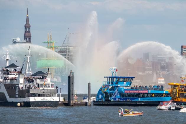 Bilder des Jahres 2023, News 05 Mai News Themen der Woche KW18 News Bilder des Tages Hafengeburtstag in Hamburg - Auslaufparade DEU, Deutschland, 834. Hafengeburtstag 2023 in Hamburg, Auslaufparade: Schiffe fahren auf der Elbe im Hafen. Bei dem Hafenfest an der Elbe wurden mehr als eine Million Besucher erwartet. Hamburg Hamburg Deutschland *** Hafengeburtstag in Hamburg Auslaufparade DEU, Germany, 834 Hafengeburtstag 2023 in Hamburg, Auslaufparade ships sail on the Elbe in the harbor At the harbor festival on the Elbe, more than a million visitors were expected Hamburg Hamburg Germany